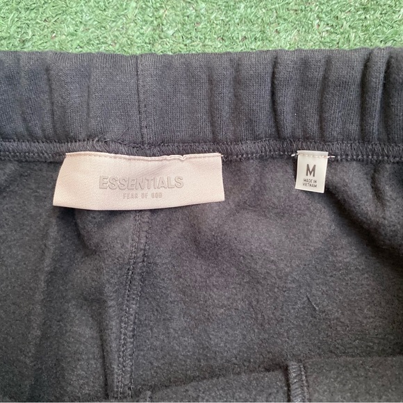 Essentials Shorts - Picture 2 of 3